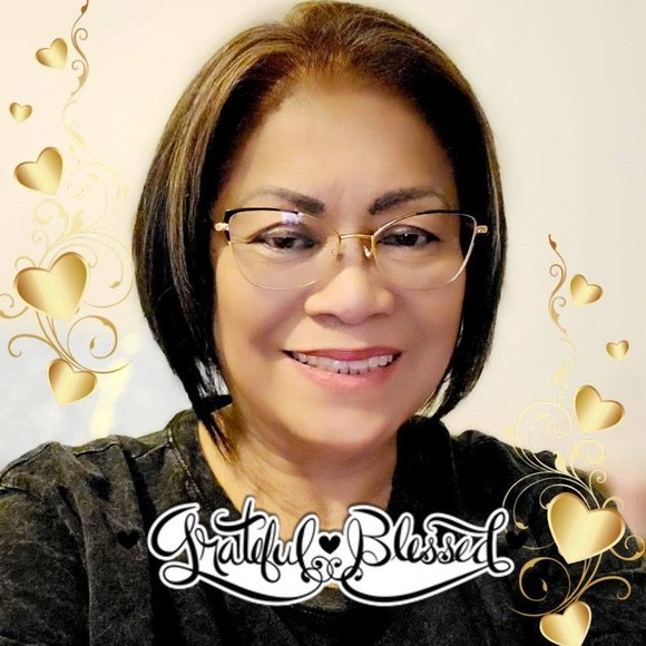 Profile Picture of Mely Heesch (@mely_heesch) on Poshmark