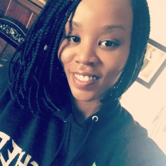 Profile Picture of Sharon Frieson (@sharonmaria87) on Poshmark