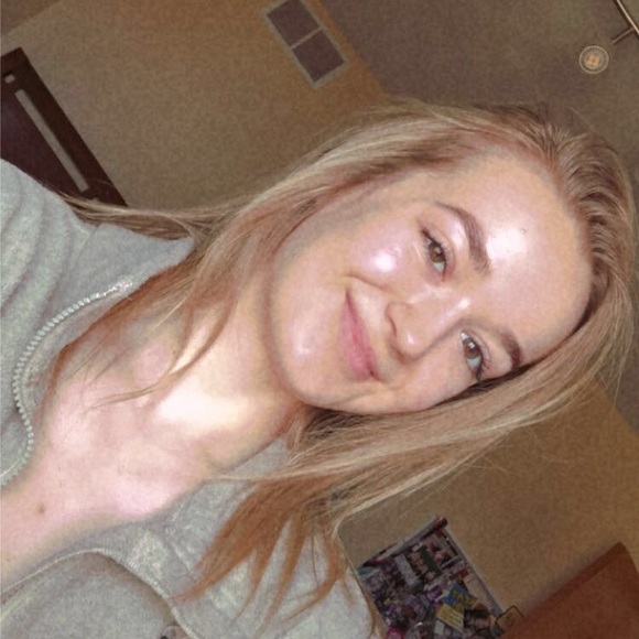 Profile Picture of Taylor Kemmet (@tkemmet) on Poshmark