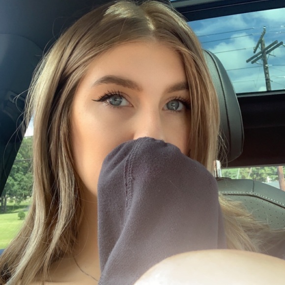 Profile Picture of Devon Porvaznik (@devonporvaznik) on Poshmark