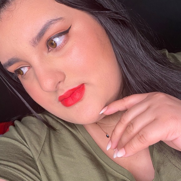 Ariannys Freites - Poshmark Profile Picture of Ariannys Freites (@ariaefp) on Poshmark