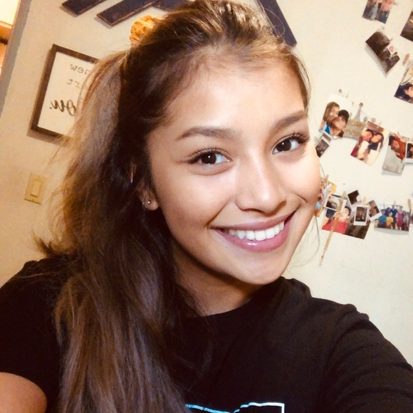 Profile Picture of Alexus Gonzales (@lexmtzg) on Poshmark