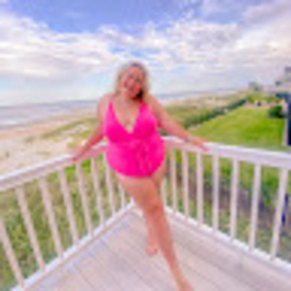 Profile Picture of Jenna Cain (@jennacain742) on Poshmark