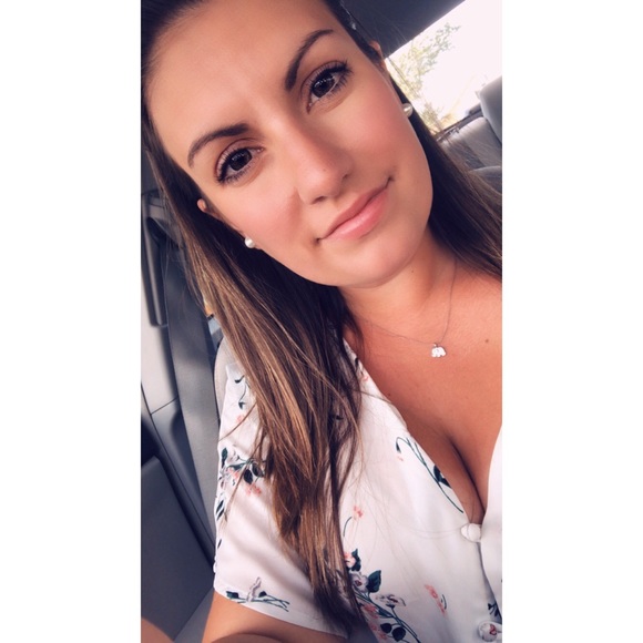 Profile Picture of Samantha Simas (@samsimas04) on Poshmark