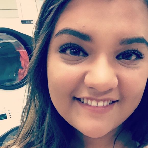 Profile Picture of Alicia Wilder (@aliciamaria01) on Poshmark