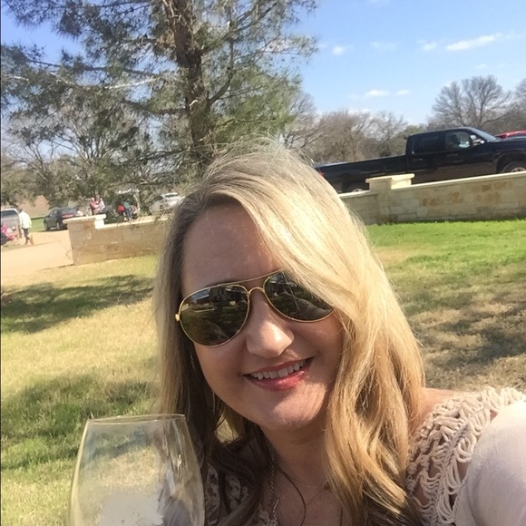 Profile Picture of Stefanie Charles (@stefsctotx) on Poshmark