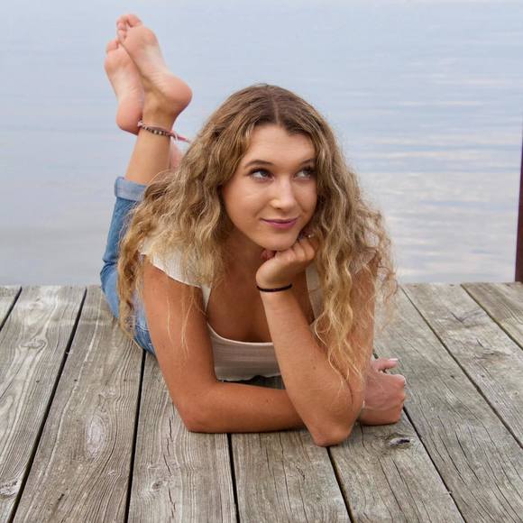Profile Picture of Bella Lagor (@bellalagor) on Poshmark