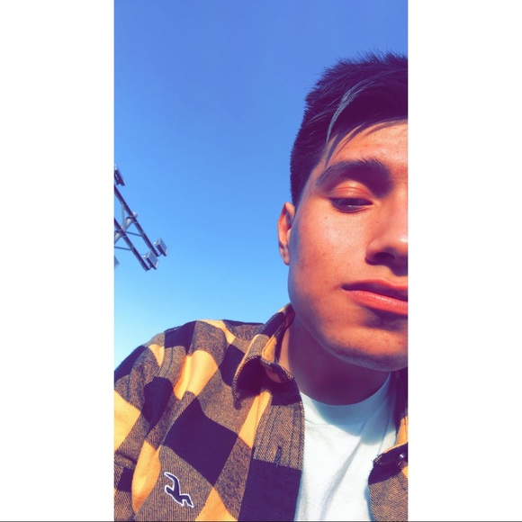 Profile Picture of Paul Peralta (@fernandoper23) on Poshmark