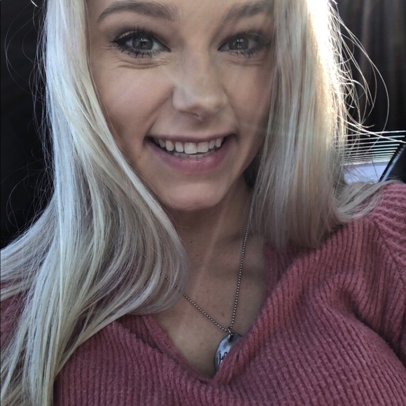 Profile Picture of Alayna Krutsinger (@lani_krut) on Poshmark
