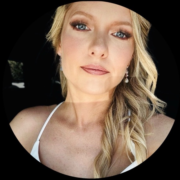 Profile Picture of Danielle Robles (@huckerbabe) on Poshmark