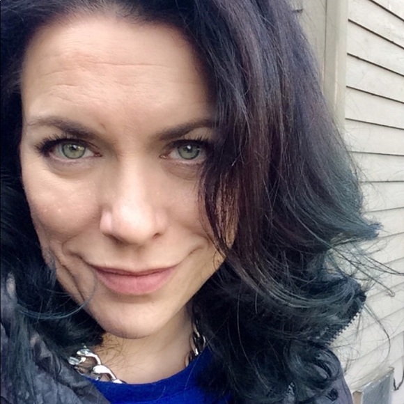 Profile Picture of Vandi Arnold (@vandiarnold) on Poshmark