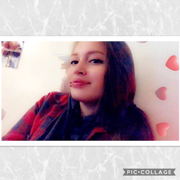 Profile Picture of Sunnie Day (@sunnie_day) on Poshmark
