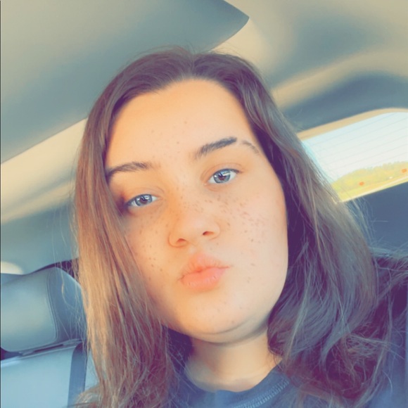 Profile Picture of Hannah Grather (@hannahgrather) on Poshmark