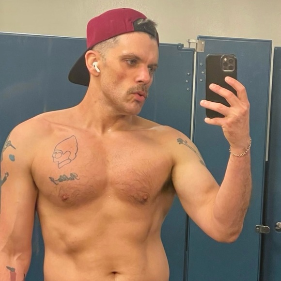 Profile Picture of Michael Sandell (@michaeless) on Poshmark