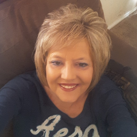 Profile Picture of Oleita Akins (@oleitanana) on Poshmark