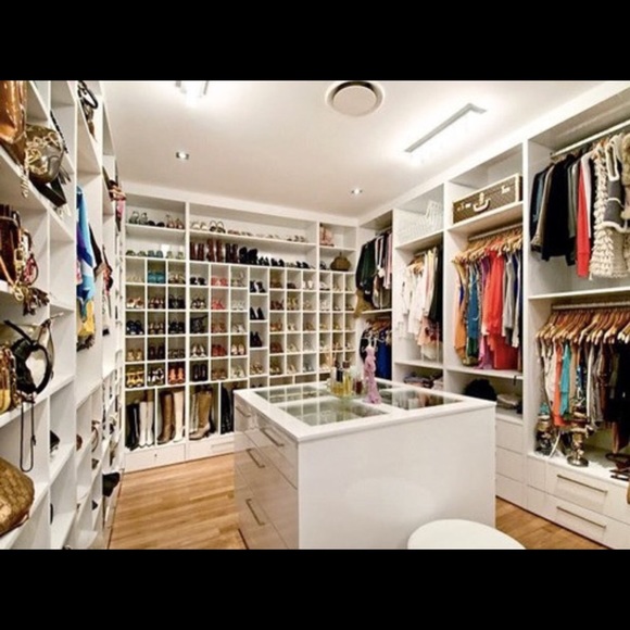 Profile Picture of Monica Chow (@luxury1224) on Poshmark