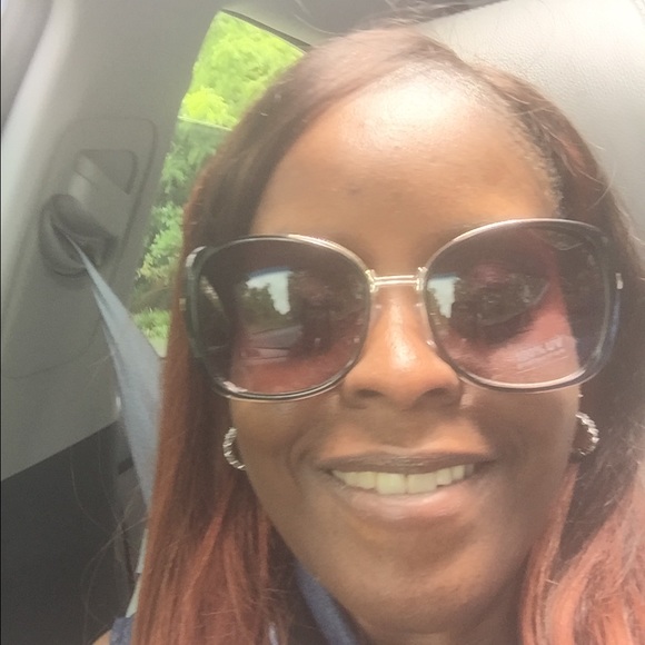 Profile Picture of Samuella Climes (@swclimes) on Poshmark