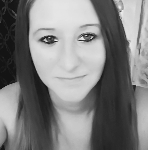 Profile Picture of Danielle Weaver (@daniellejweaver) on Poshmark
