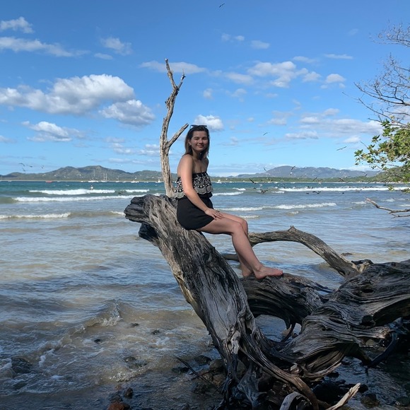 Profile Picture of Olivia Colman (@ocolman99) on Poshmark