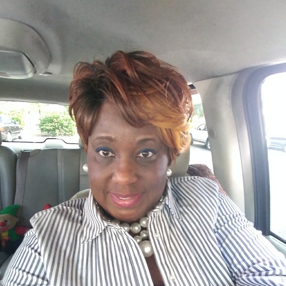 Profile Picture of Maggie Senior (@diamondmls) on Poshmark