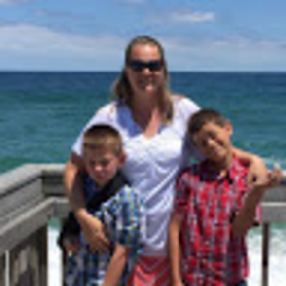 Profile Picture of Cathie Lucast (@catlucast) on Poshmark