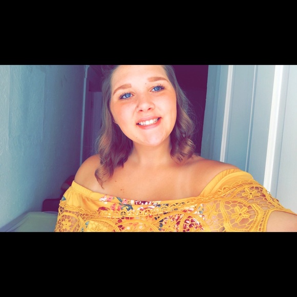 Profile Picture of Madeline Thombs (@maddibrooke17) on Poshmark