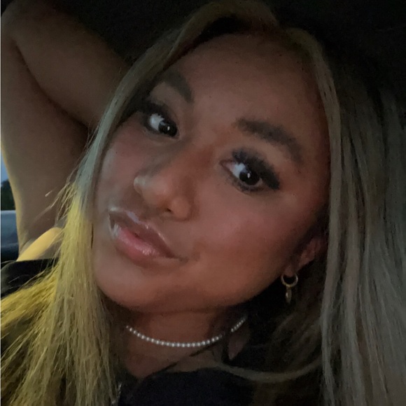 Profile Picture of Sara Schannon (@saraschannon) on Poshmark