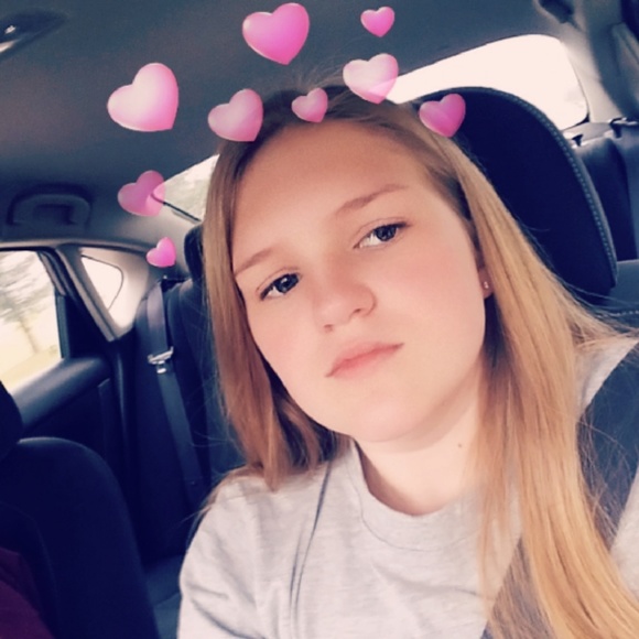 Profile Picture of Samantha Raack (@samantharaack) on Poshmark