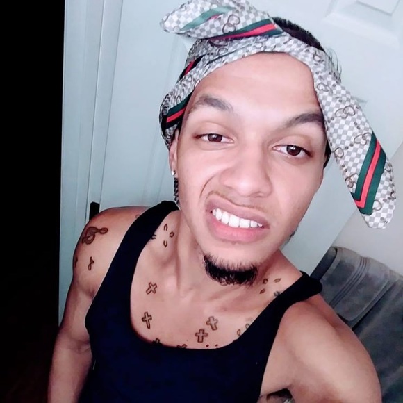 Profile Picture of James Gordin (@jamesgordin1995) on Poshmark