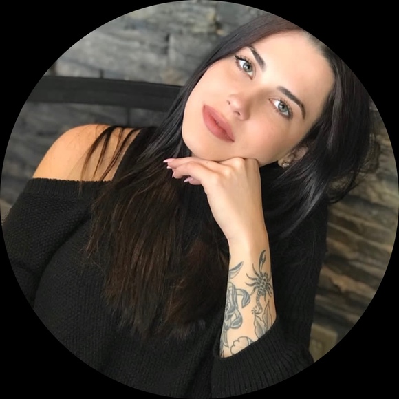 Profile Picture of Julianna Pinto (@juliannapinto) on Poshmark