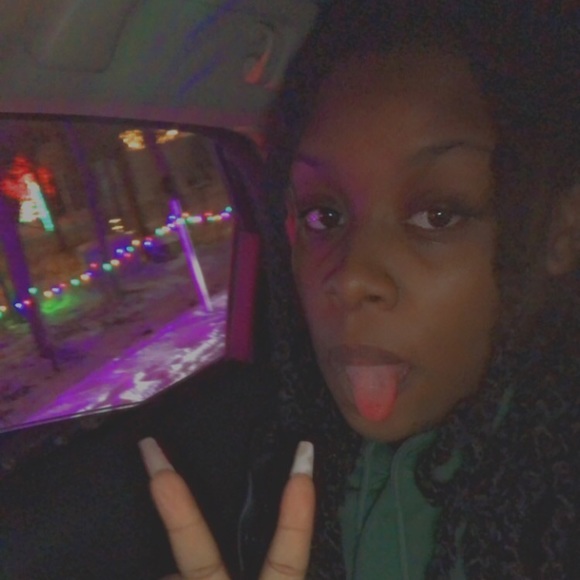 Profile Picture of Shelby Berteau (@shelbyberteau) on Poshmark