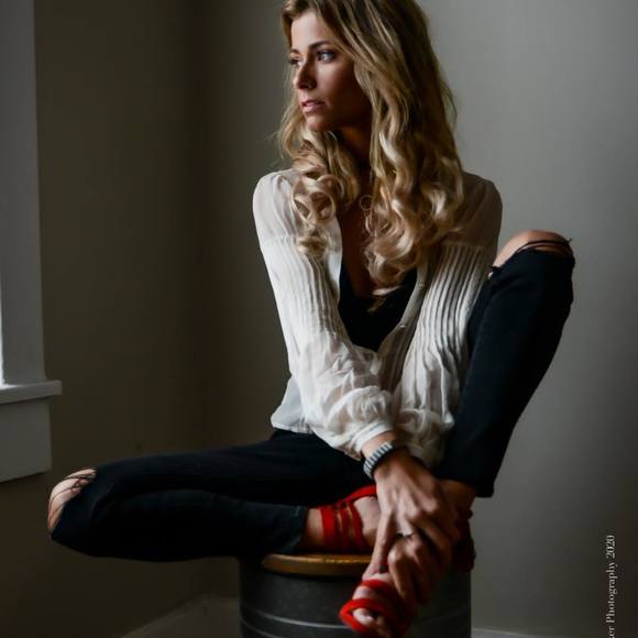 Profile Picture of Kellie Reyner (@kelelizreyn) on Poshmark