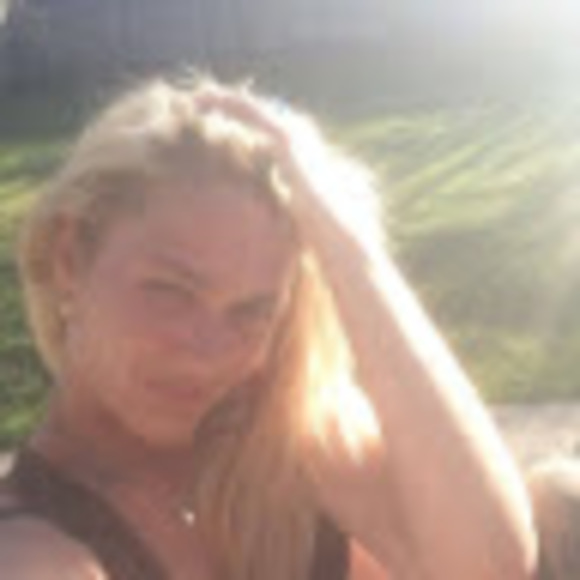 Profile Picture of Kendall Boyer (@kendallboyer15) on Poshmark