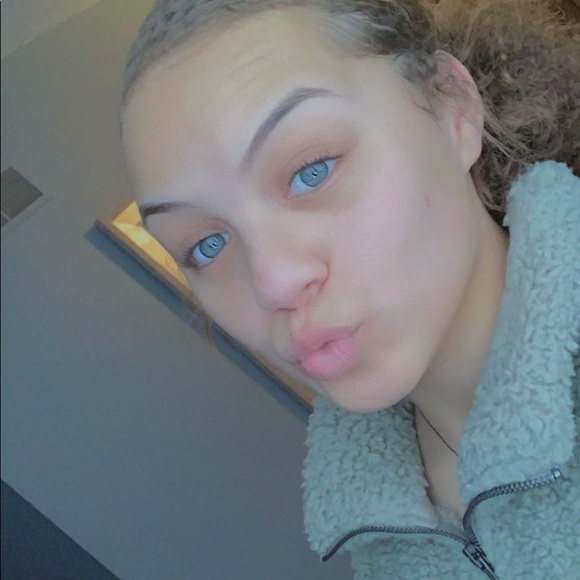 Profile Picture of Kaylin Phillips (@kaylinphilli647) on Poshmark