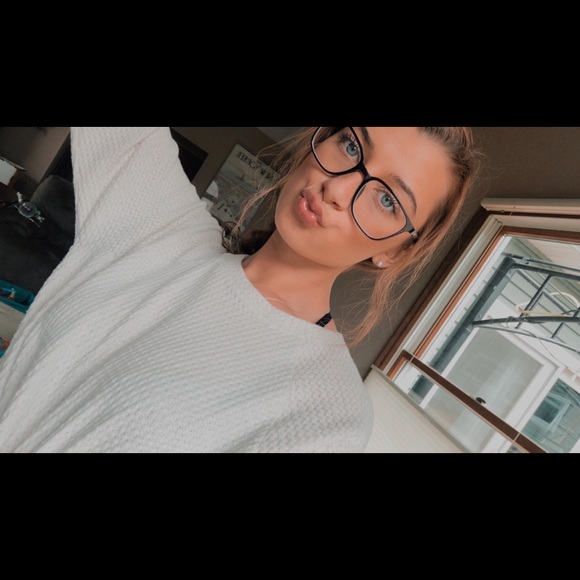 Profile Picture of Julia Nangle (@jnangle2000) on Poshmark