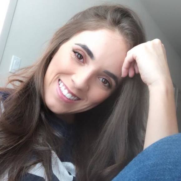 Profile Picture of Juliana Valente (@julianavalente) on Poshmark