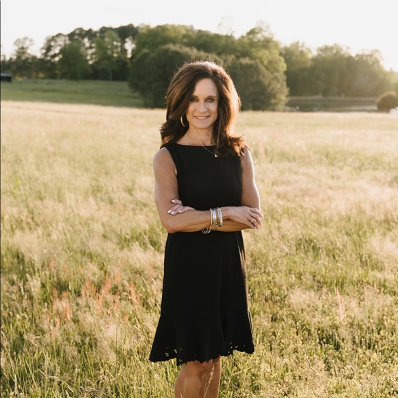 Profile Picture of Mitzi Kirsch (@mitzikirsch) on Poshmark