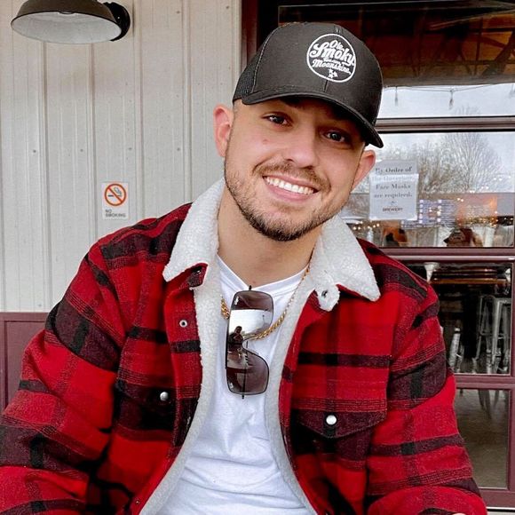 Profile Picture of Wade Holtsclaw (@wade_33) on Poshmark