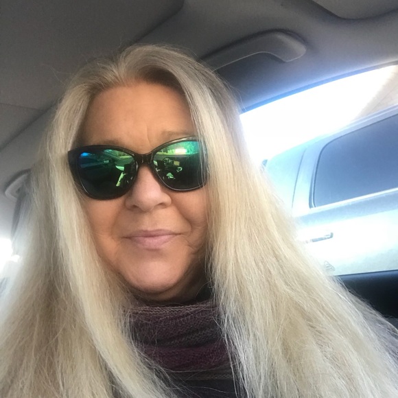 Profile Picture of Beth Kersten (@love2laugh992) on Poshmark