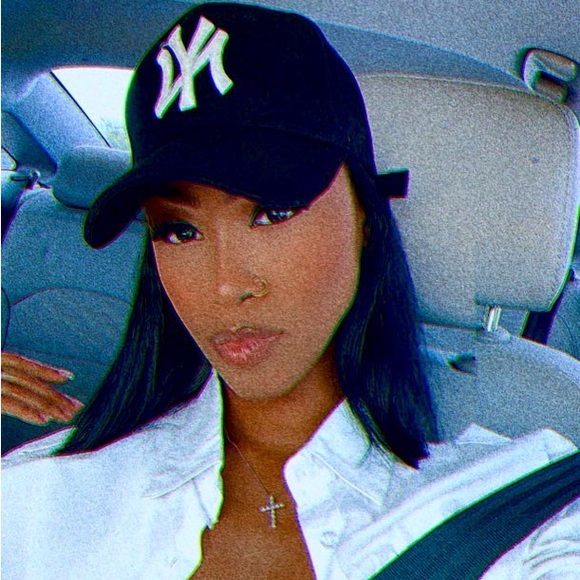 Profile Picture of Tavia Morman (@taerueche) on Poshmark