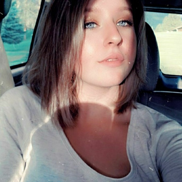 Profile Picture of Kyra Waldoch (@kyrawaldoch) on Poshmark