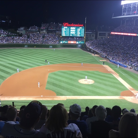 Profile Picture of Amanda Wolak (@bgiraffe0619) on Poshmark