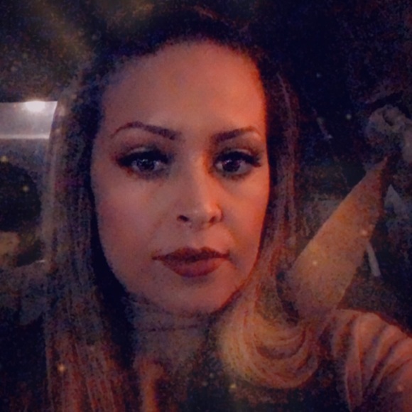 Profile Picture of Lucia Olivas (@lucichapis) on Poshmark