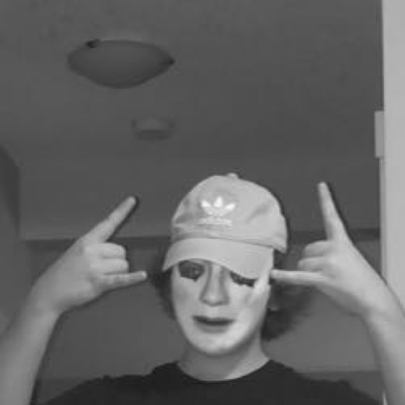 Profile Picture of Micah Hartnell (@micahhartnell) on Poshmark