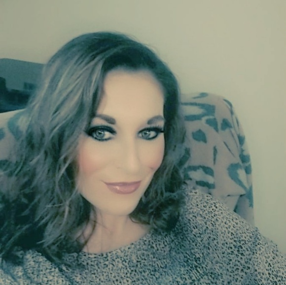 Profile Picture of Amber Reams (@areams2018) on Poshmark