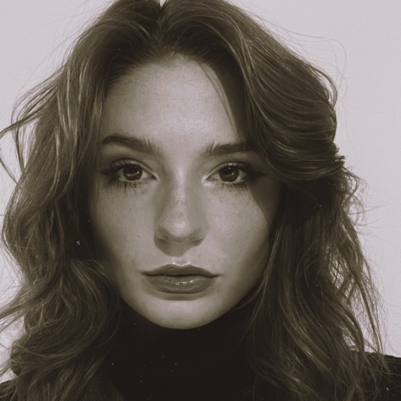 Profile Picture of Sydney Weeter (@sweeter628) on Poshmark