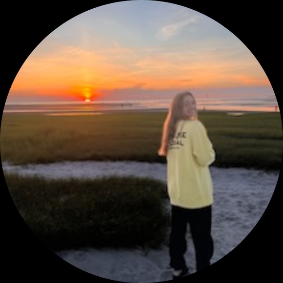 Profile Picture of Danielle Brazeau (@dandanb124) on Poshmark