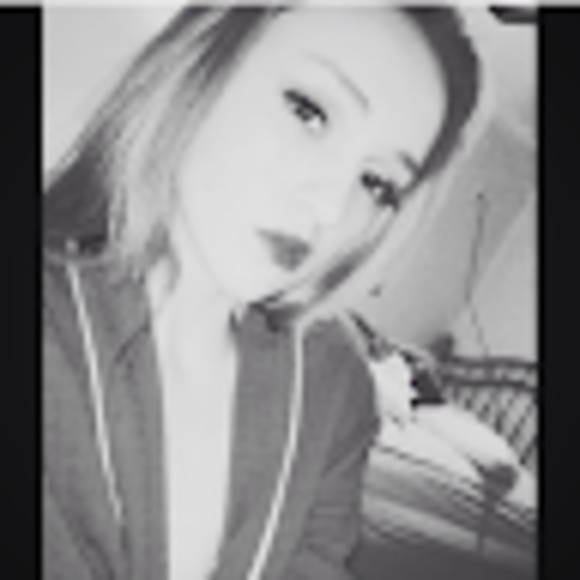 Profile Picture of Madison Olson (@poephats) on Poshmark