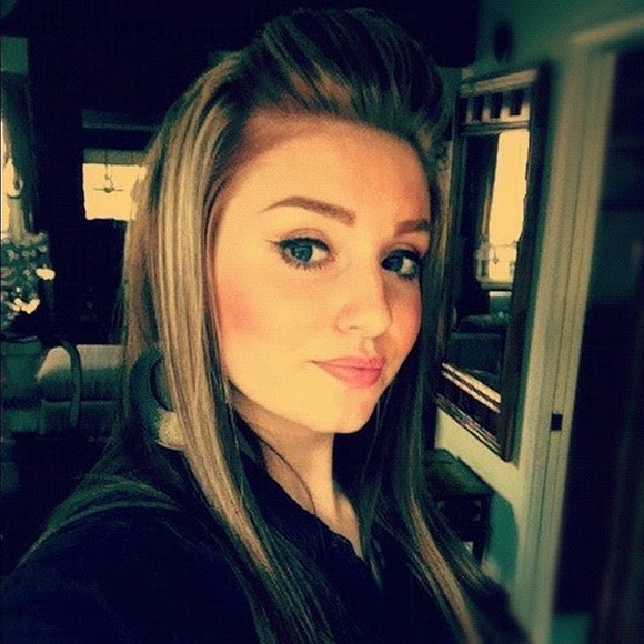 Profile Picture of Lauren Vanderlinden (@laurenlocdawg) on Poshmark