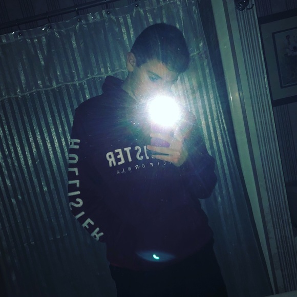 Profile Picture of Toby Goeckeler (@tobetoby) on Poshmark